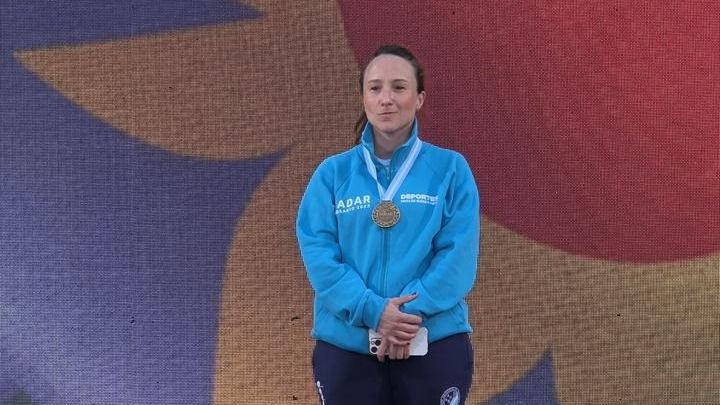 Antonella Falcione con su medalla de oro.