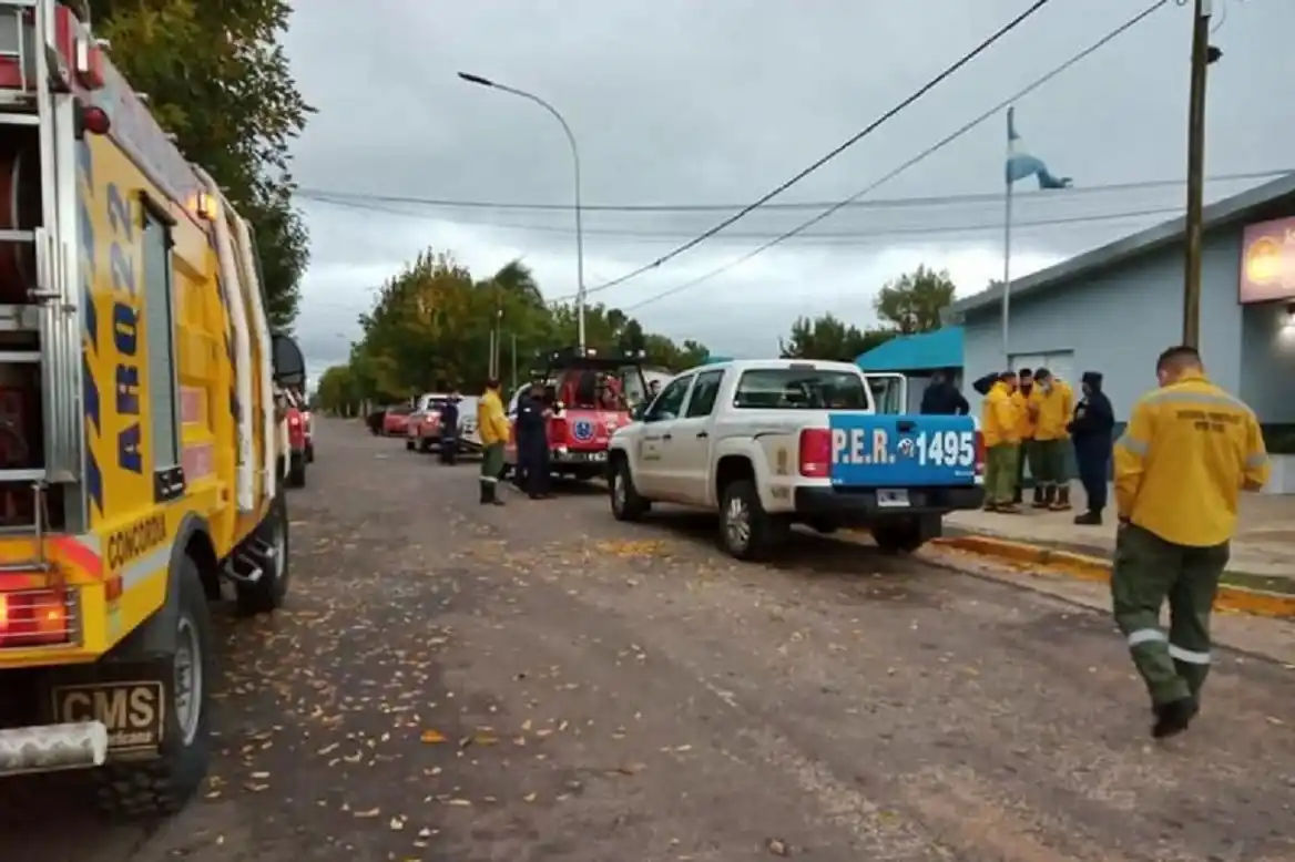 Buscan a un joven que cayó a las aguas del arroyo Yeruá durante la tormenta