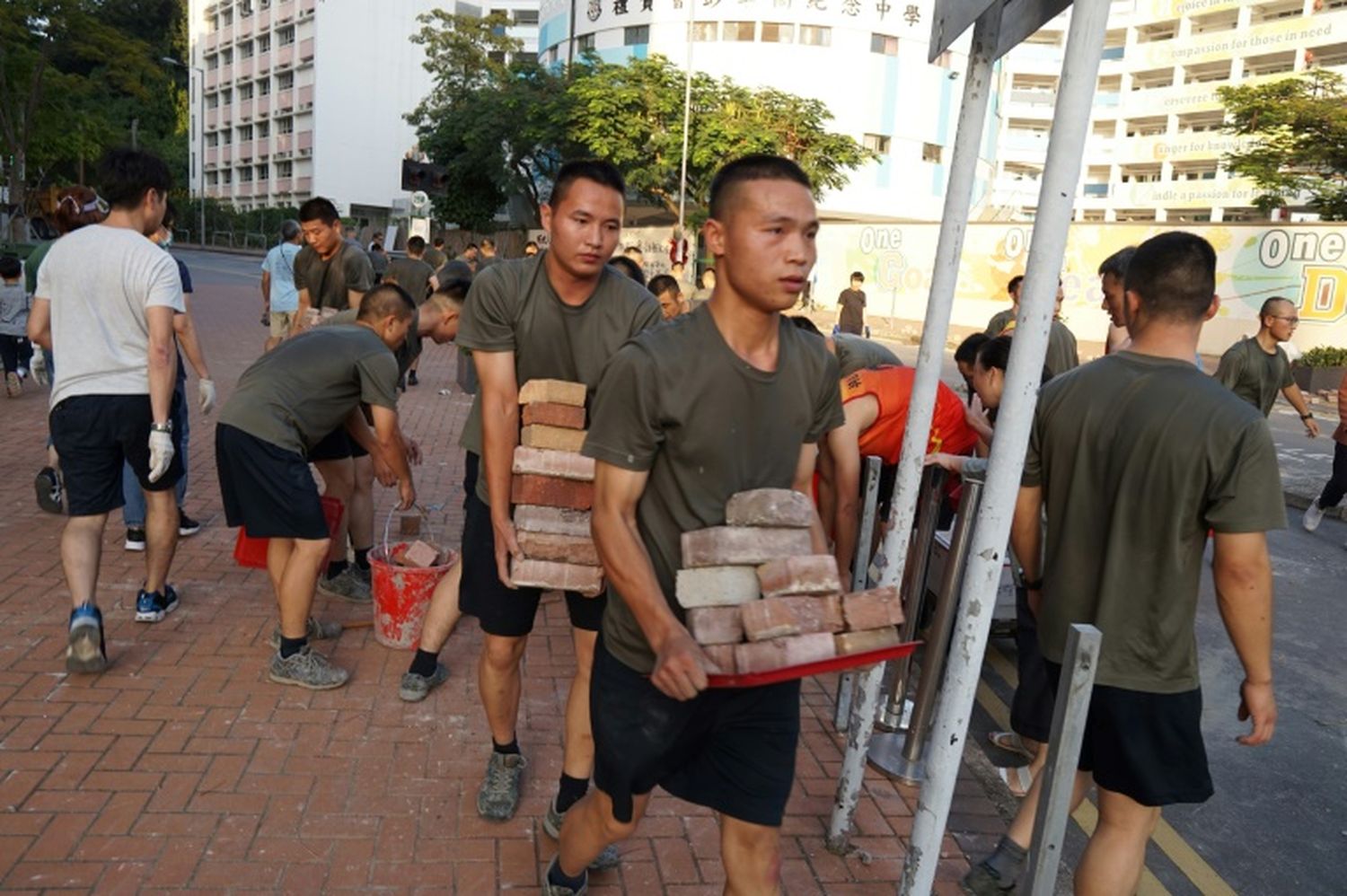 Despliegue de soldados para limpiar las calles de Hong Kong
