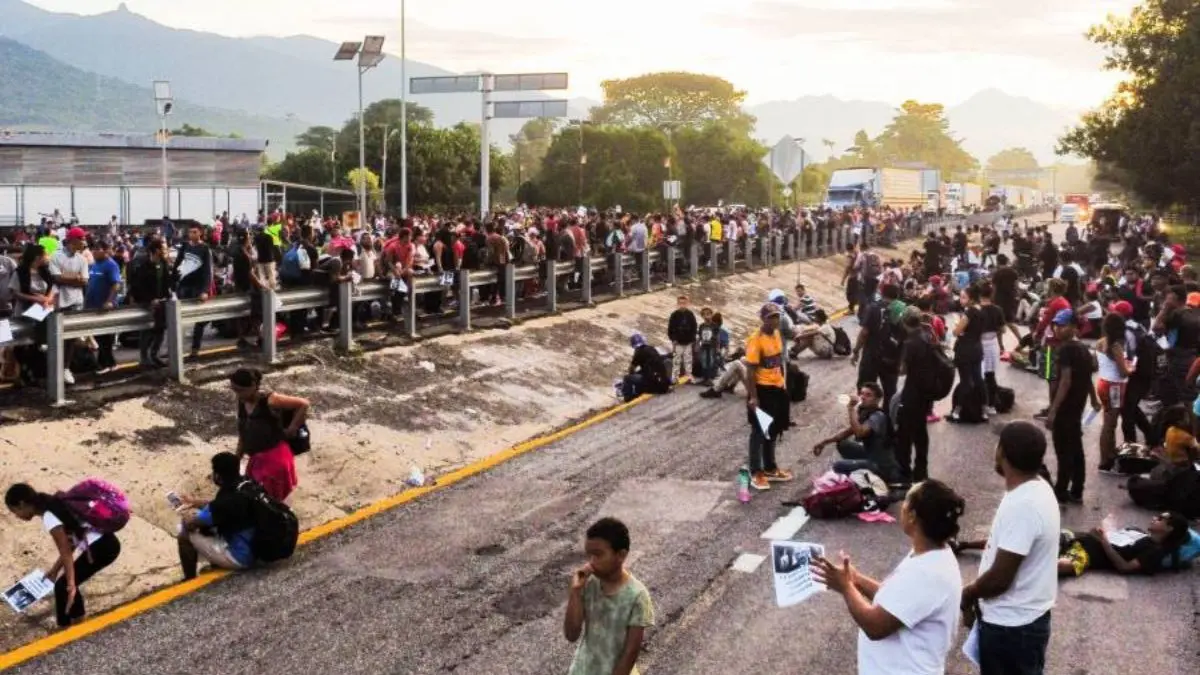 Miles de migrantes bloquean carretera en México con “Plantón pacífico”: EXIGEN PERMISOS DE TRÁNSITO HACIA EE.UU.