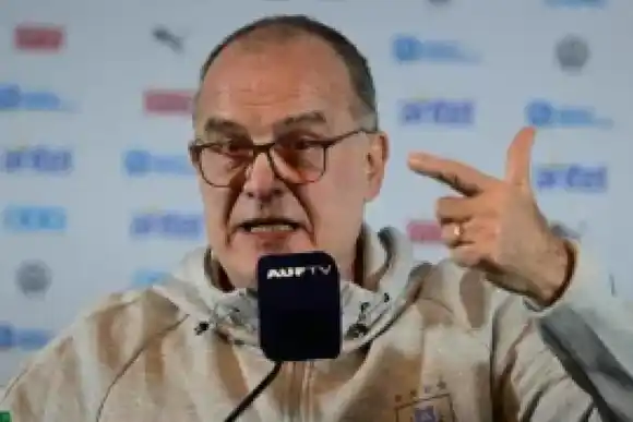 Marcelo Bielsa polemizó con la prensa uruguaya por Suárez y Cavani