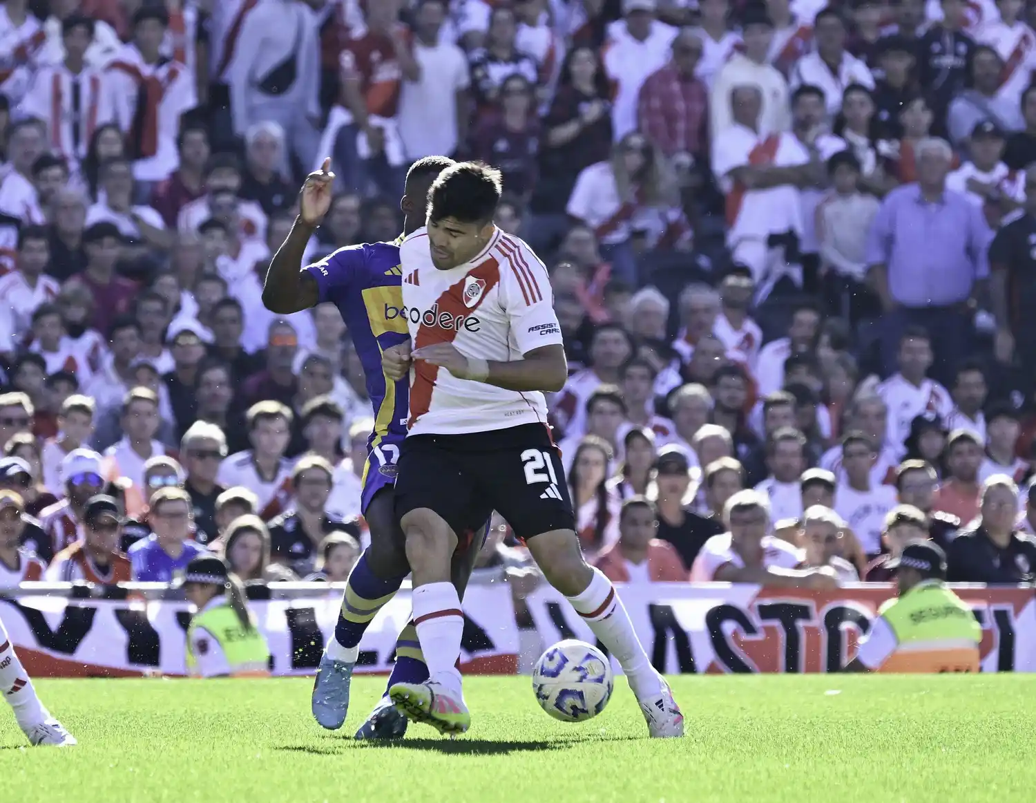 Acuña cubre la banda izquierda en River.