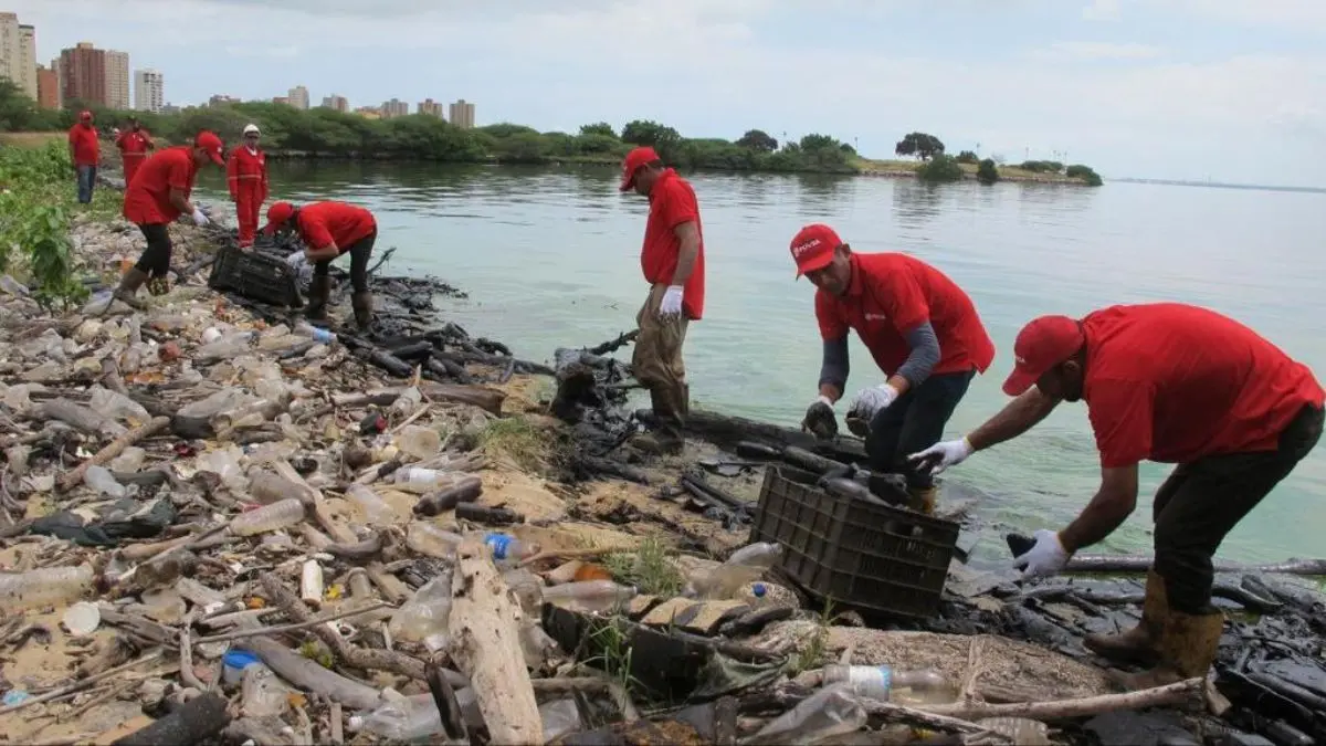 ¡PDVSA REFUERZA LA LIMPIEZA!  Denuncian que el Lago de Maracaibo está al borde de una crisis (+Videos)