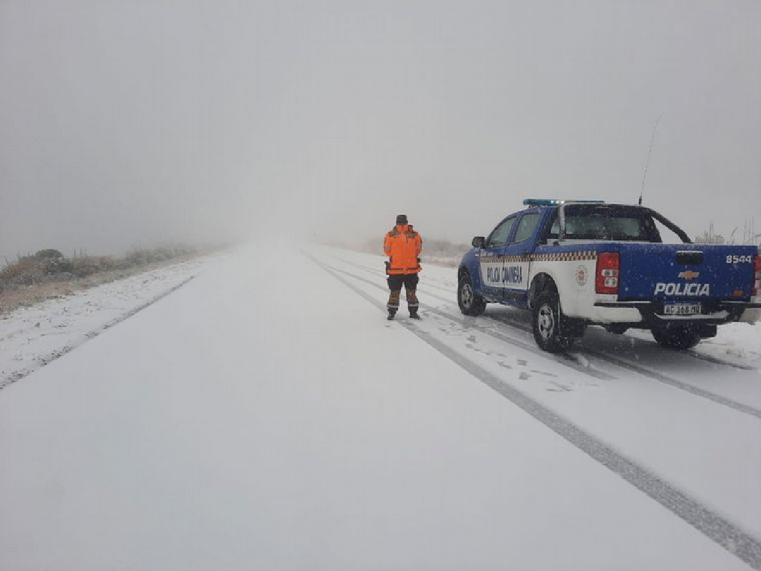 Sigue cerrado el camino a las Altas Cumbres por la nieve