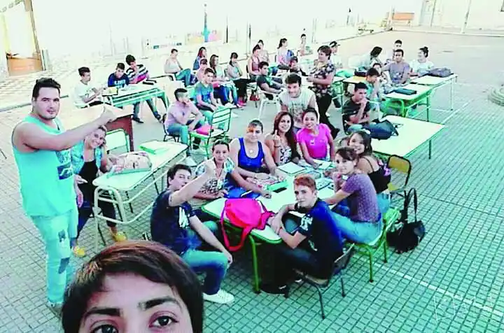 En la “Leopoldo Herrera” dan clases en el patio por falta de aulas