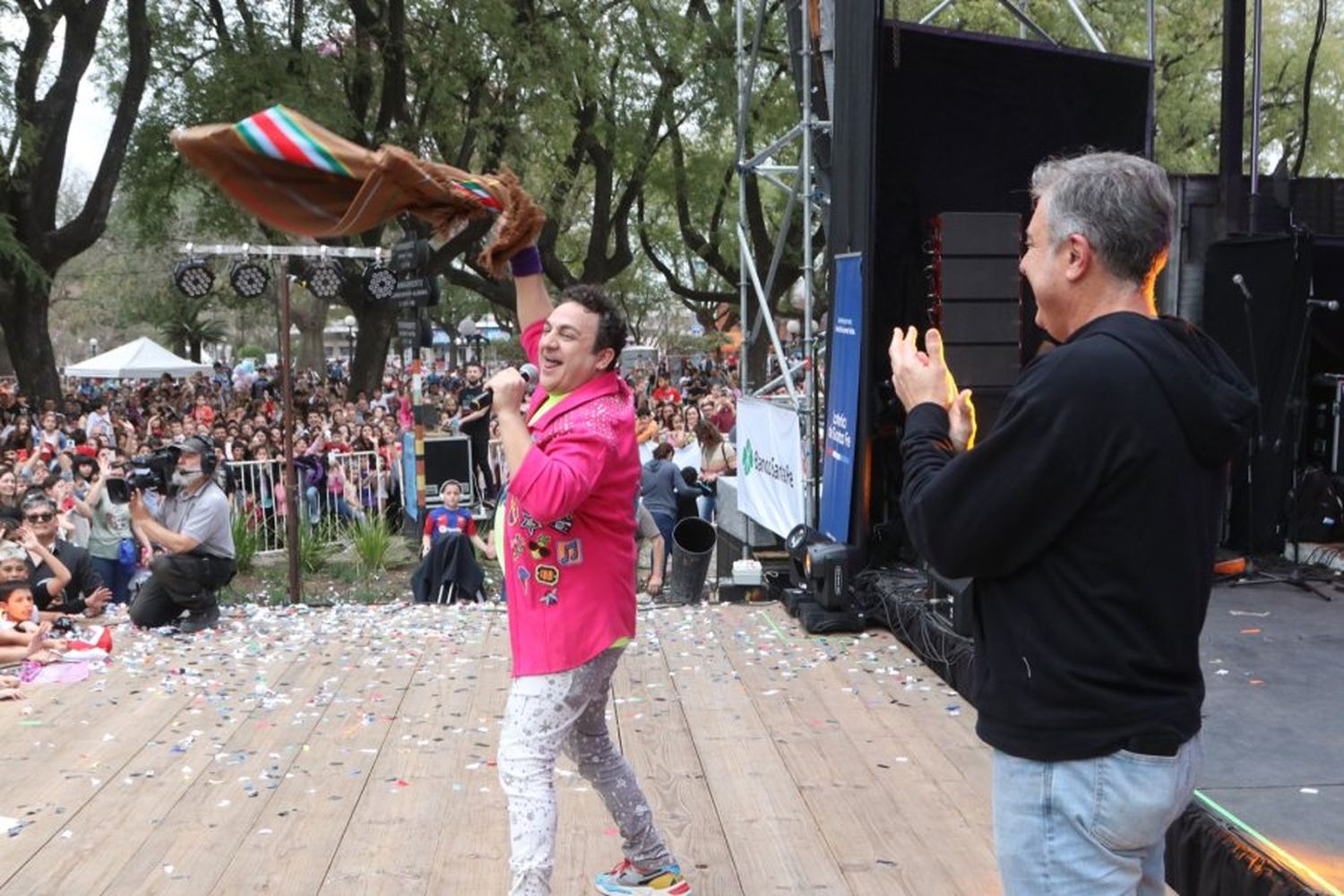 El intendente aplaude a Topa, el encantador artista que pasó por 