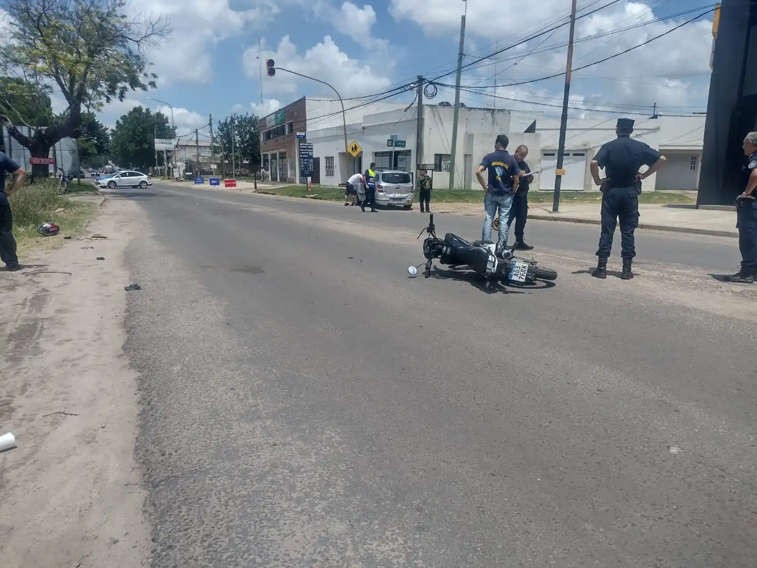 Una motociclista resultó herida al ser chocada por un auto