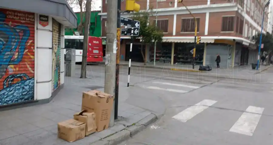 En 13 segundos, rompieron la vidriera y robaron en un local de San Juan