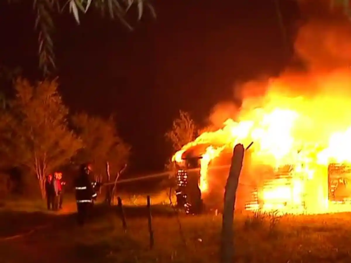 Estación Juarez Celman: para evitar desalojo vecinos habrían incendiado viviendas