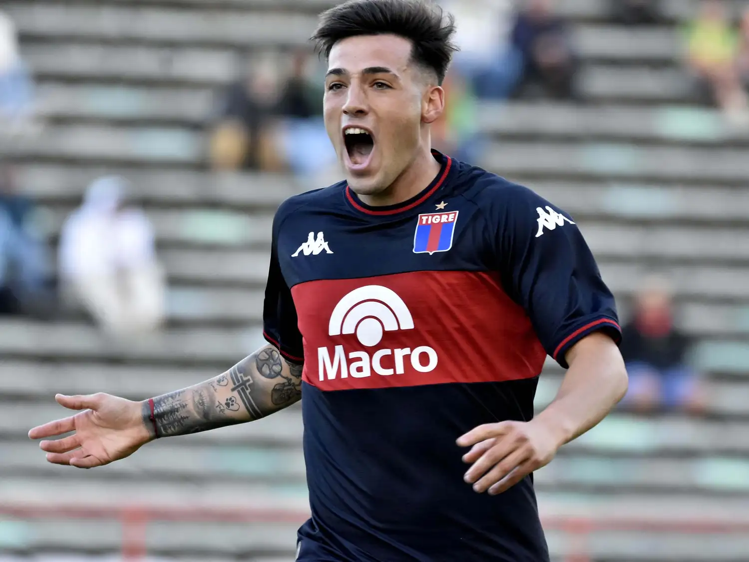 Lucas Besozzi festeja su gol.