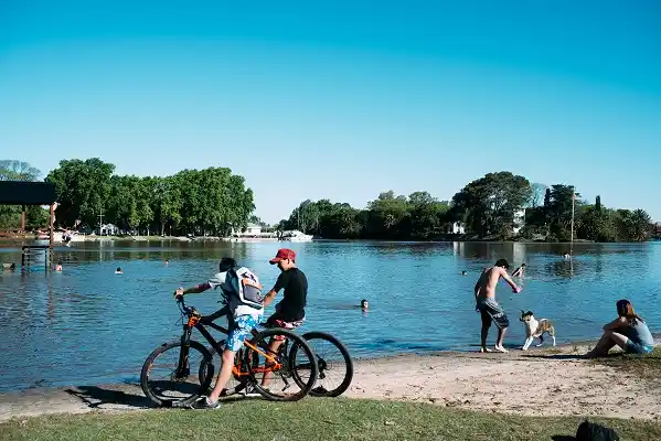 Verano 2018: los repuntes del río atentan contra las playas de la ciudad