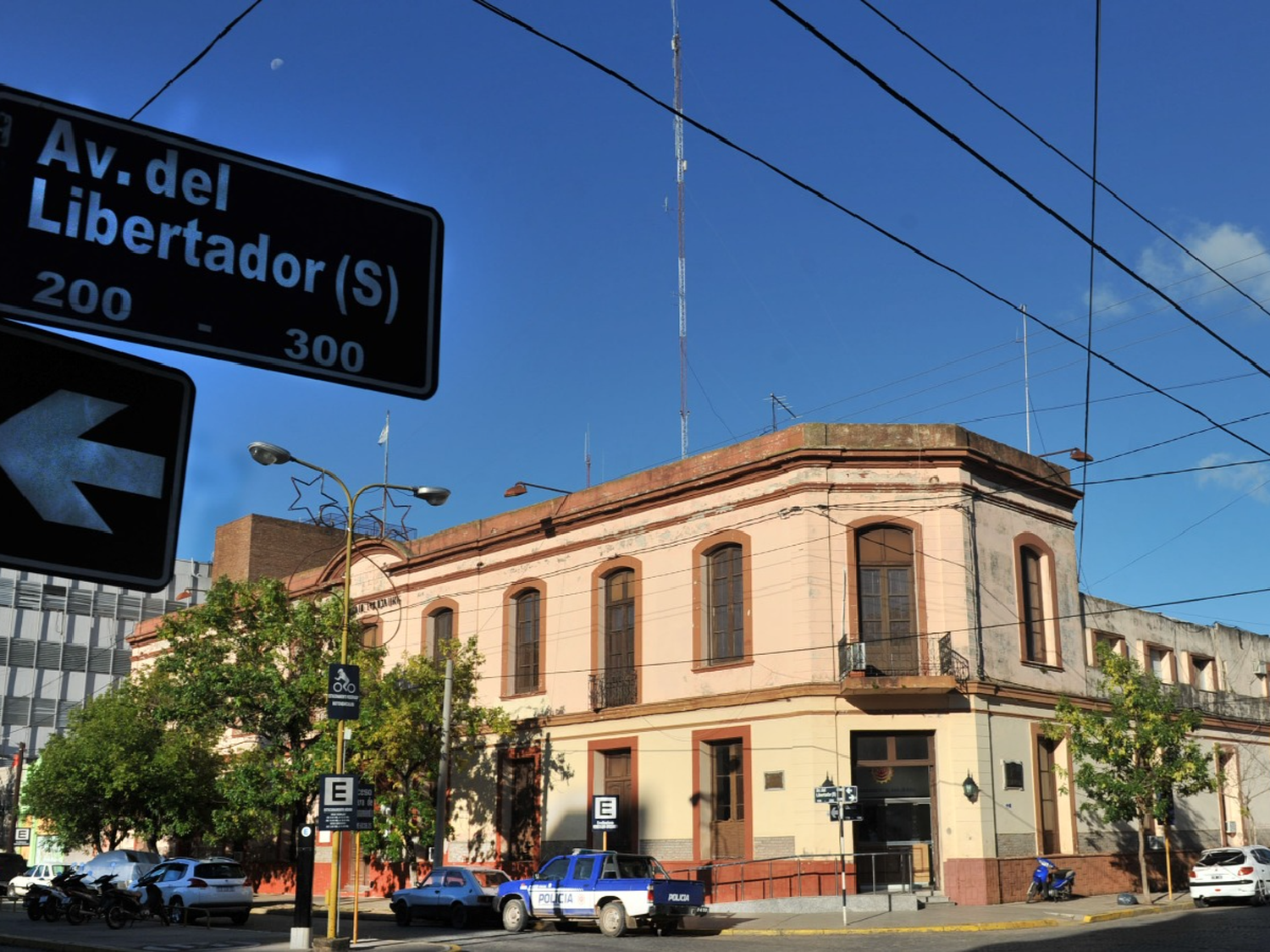 Detienen al hombre que robaba lámparas del patio de una casa