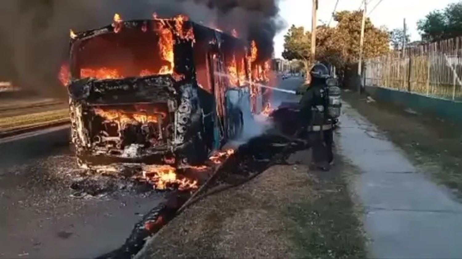 Un colectivo del transporte urbano se incendió por completo en zona sur