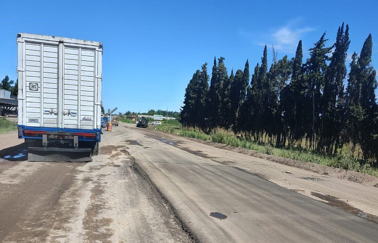 ¿Habrán pensado en una vía para camiones y banquinas para motos?