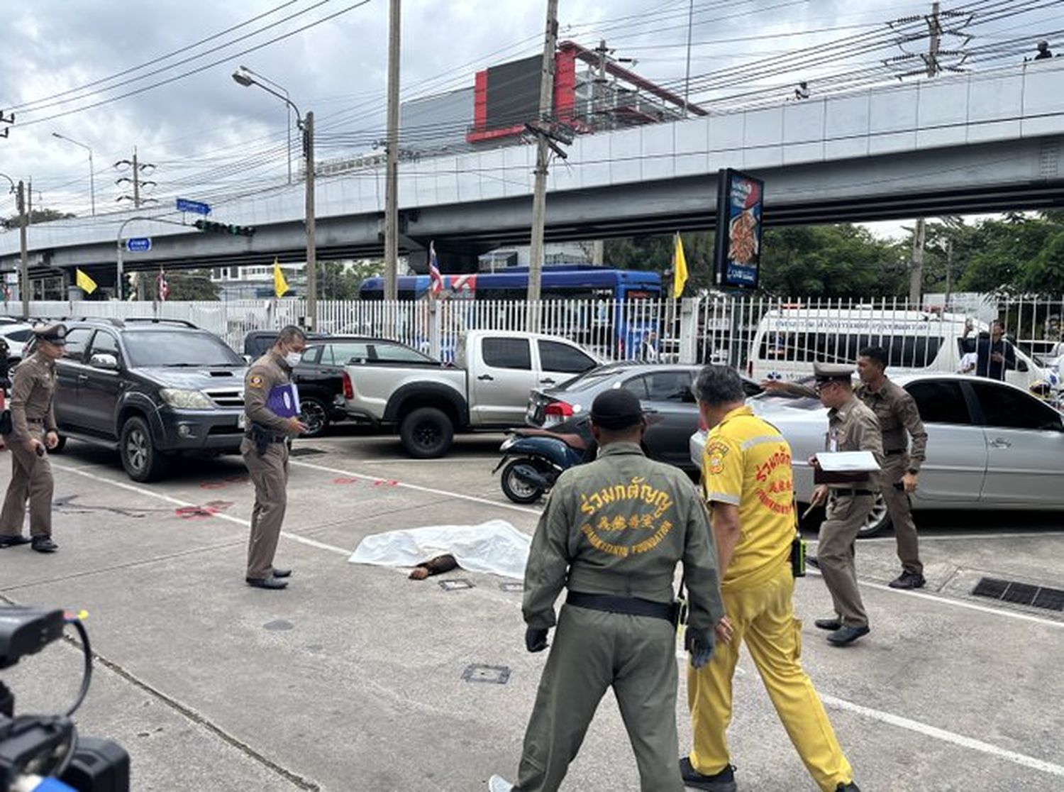 Policías atienden la escena junto a civiles conmocionados