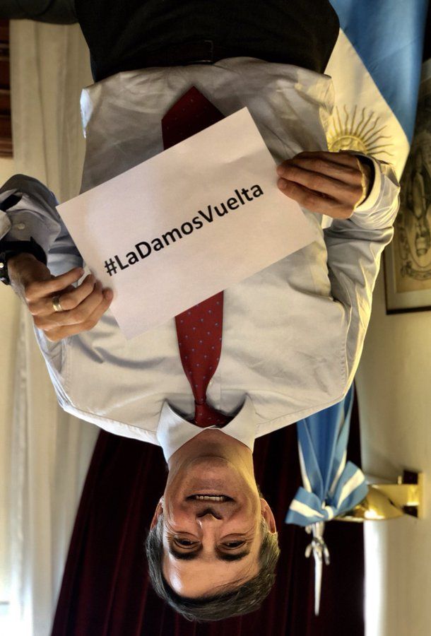 Esteban Bullrich hizo una llamativa publicación en Twitter con el lema "La damos vuelta" y estallaron los memes