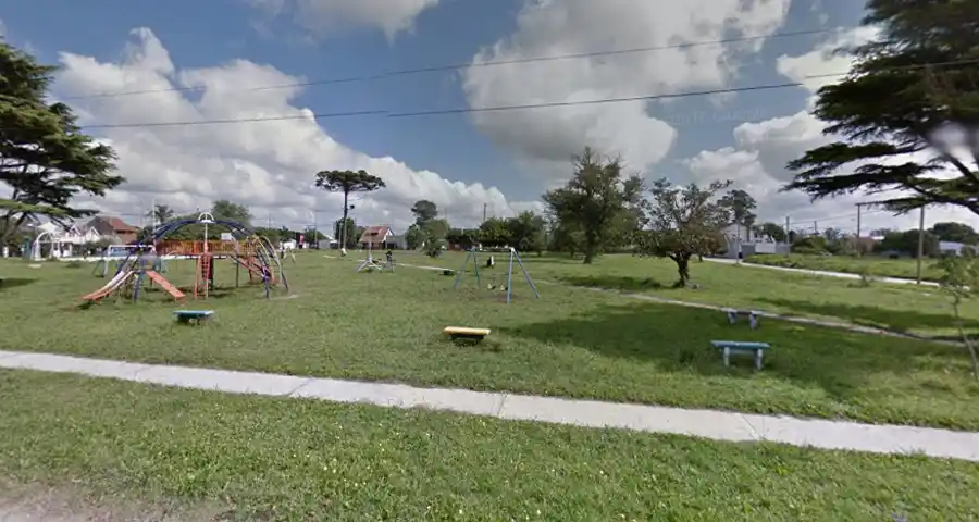 En la Plaza de Las Américas, "funcionan dos de los catorce reflectores"