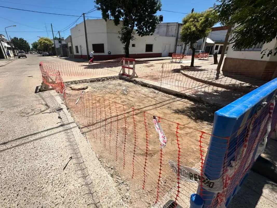 El Municipio mejora calles en la zona oeste y avanza con bacheos en el casco urbano