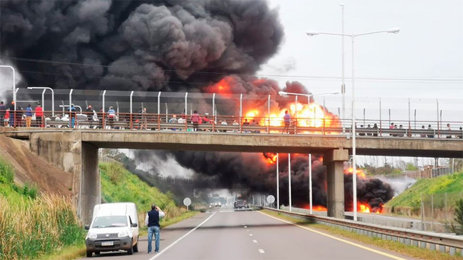 Impresionante incendio de un camión que transportaba combustible en la 14