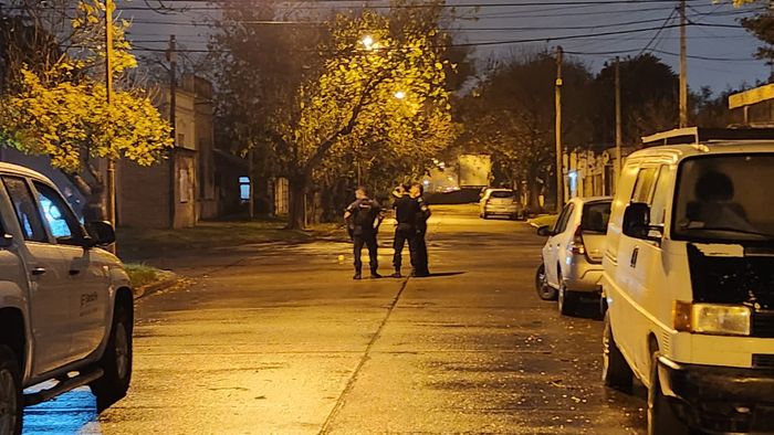 Despliegue policial noche patrullero arma de fuego ataque villa del parque necochea mosconi pdi 911 - 1