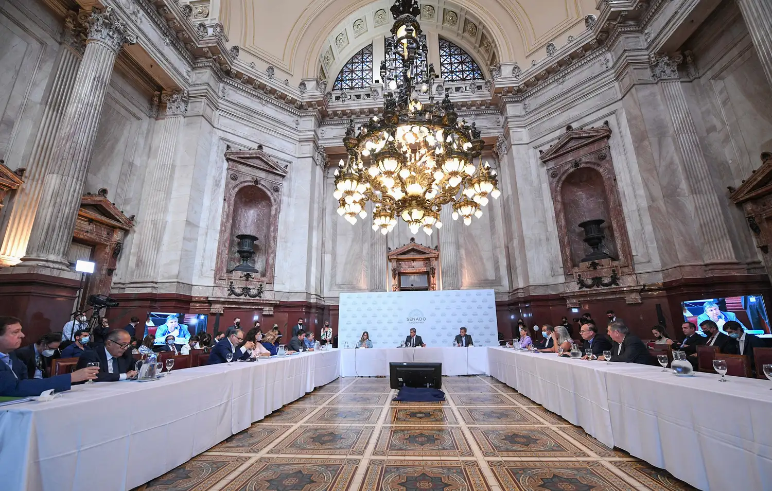 La comisión de Presupuesto y Hacienda del Senado dio apoyo al dictamen sobre el acuerdo con el FMI.