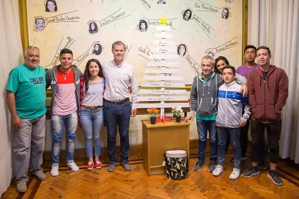 Venden arbolitos de Navidad en madera en beneficio de los chicos de Casa Redes