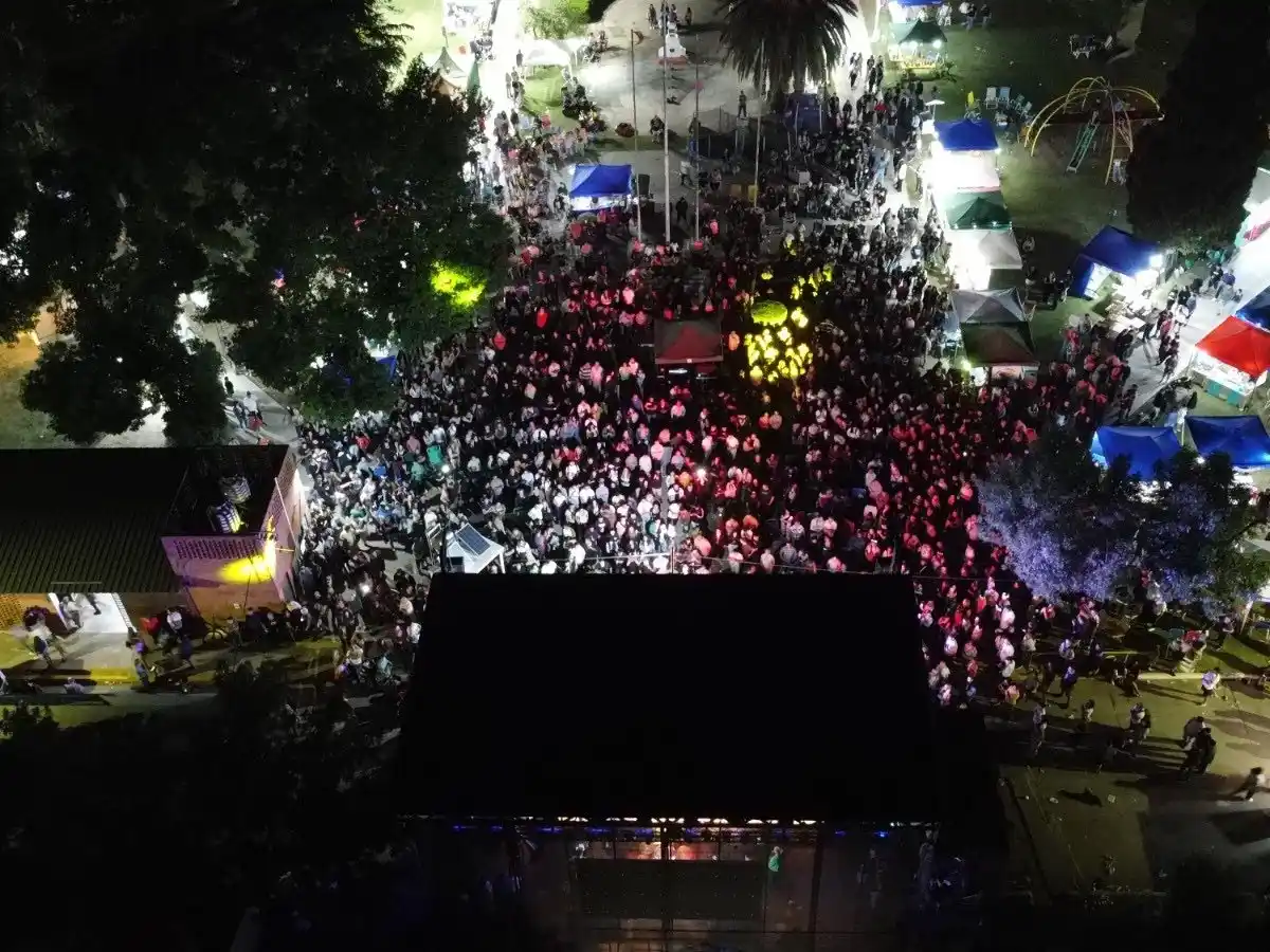 Gran cantidad de vecinos colmaron la plaza Manuel Belgrano. Foto: Gentileza.
