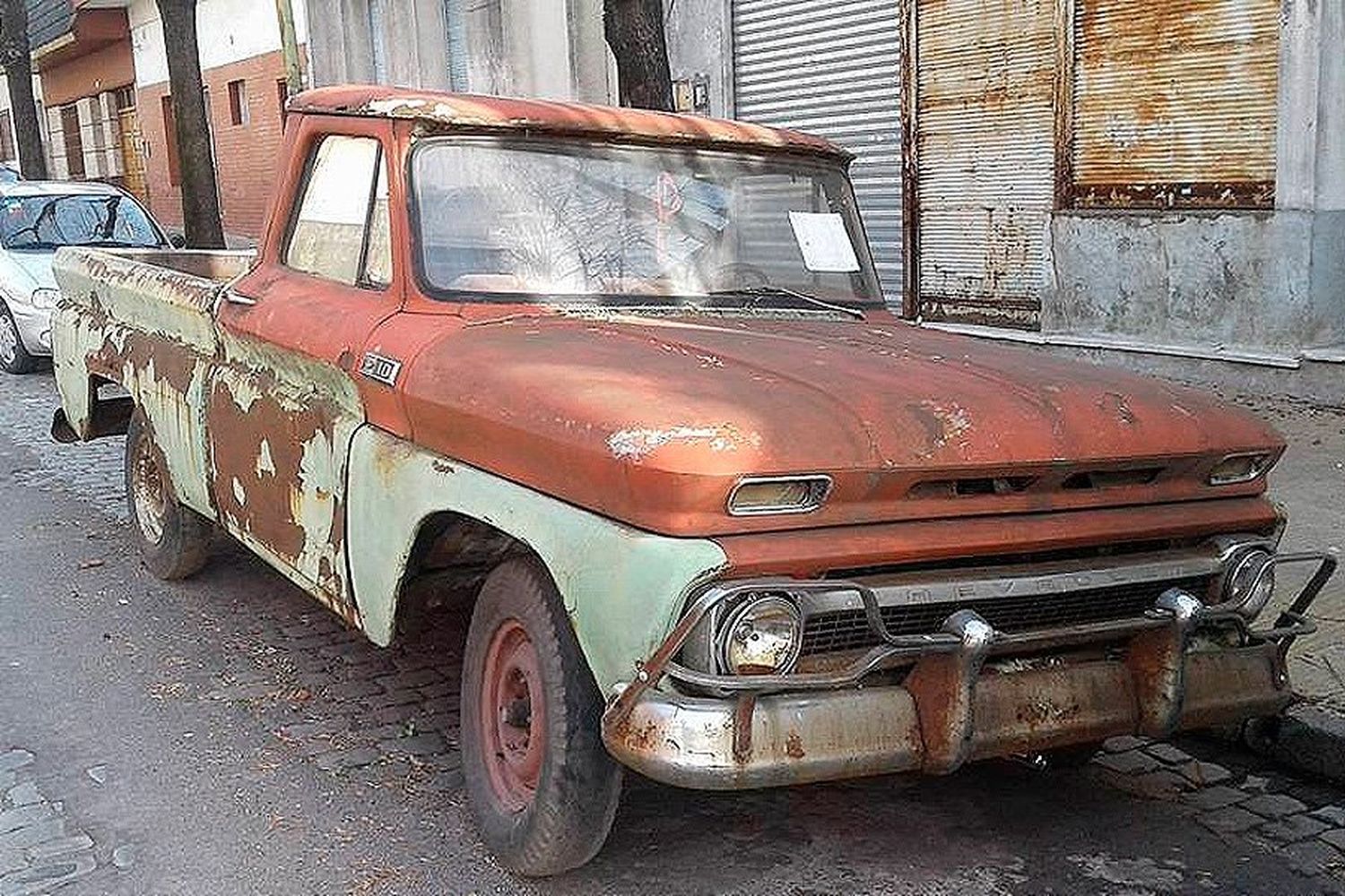 Encontraron a dos jóvenes con frondoso prontuario “escondidos” en una camioneta abandonada