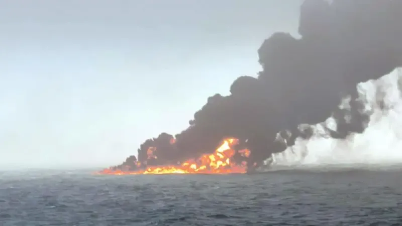 EXPLOSIONES, RIESGO DE CONTAMINACIÓN y 32 personas evacuadas: lo que se sabe del choque entre dos cargueros en Reino Unido (+Video)