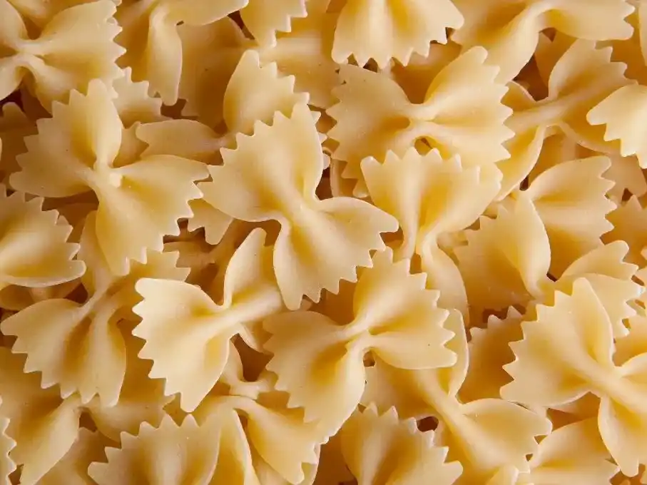 Con fideos moñitos, una idea simple y económica para decorar la mesa navideña