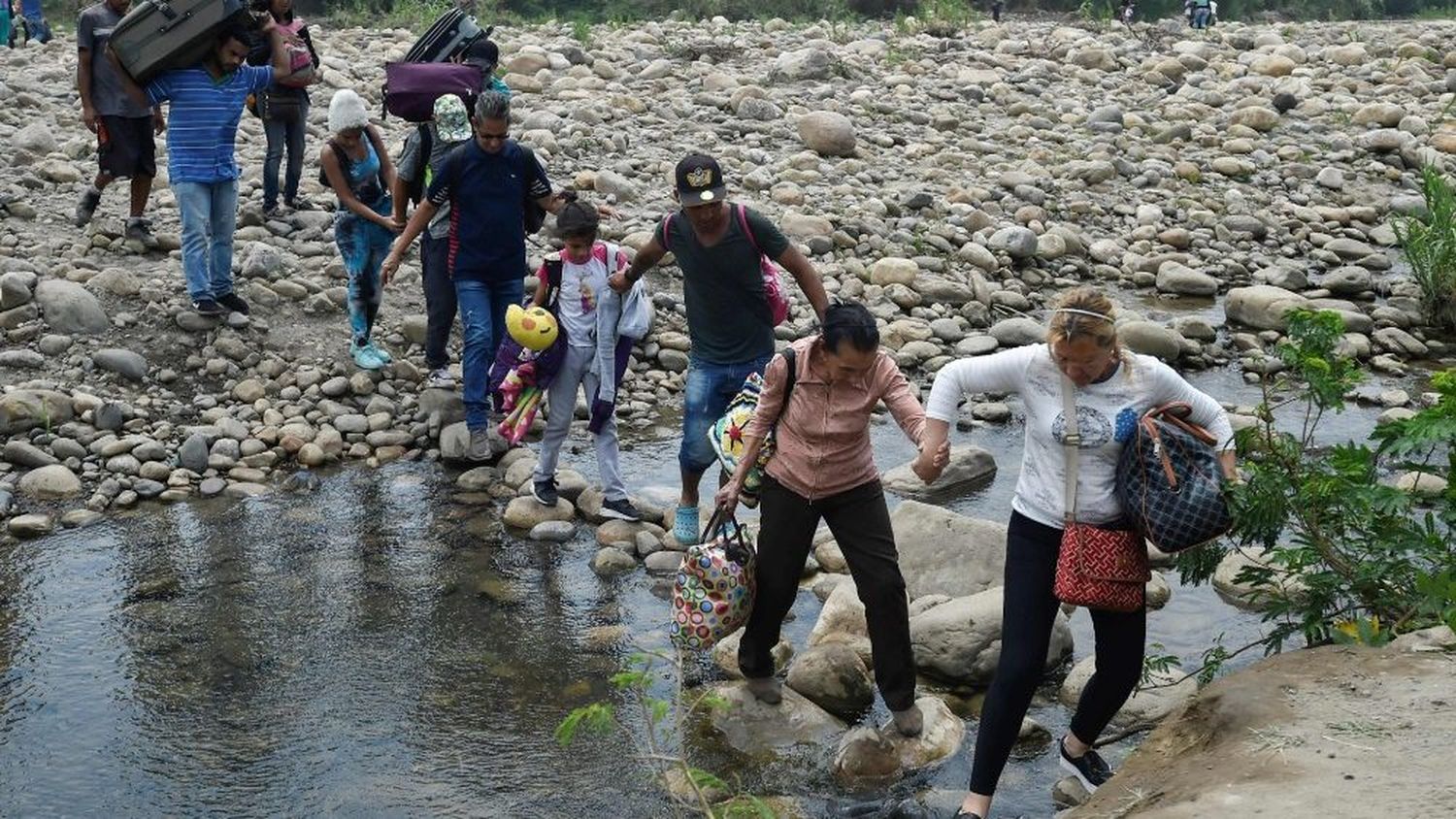 Detienen a 36 personas involucradas en el tráfico de connacionales por trochas ilegales en la frontera