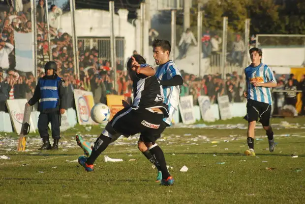 Se jugaron los partidos de ida y habría un cuarto ascenso en el Argentino B de Fútbol