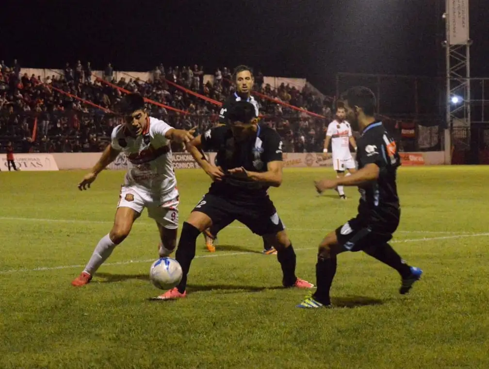 Juventud perdió con Douglas y se complicó con el descenso