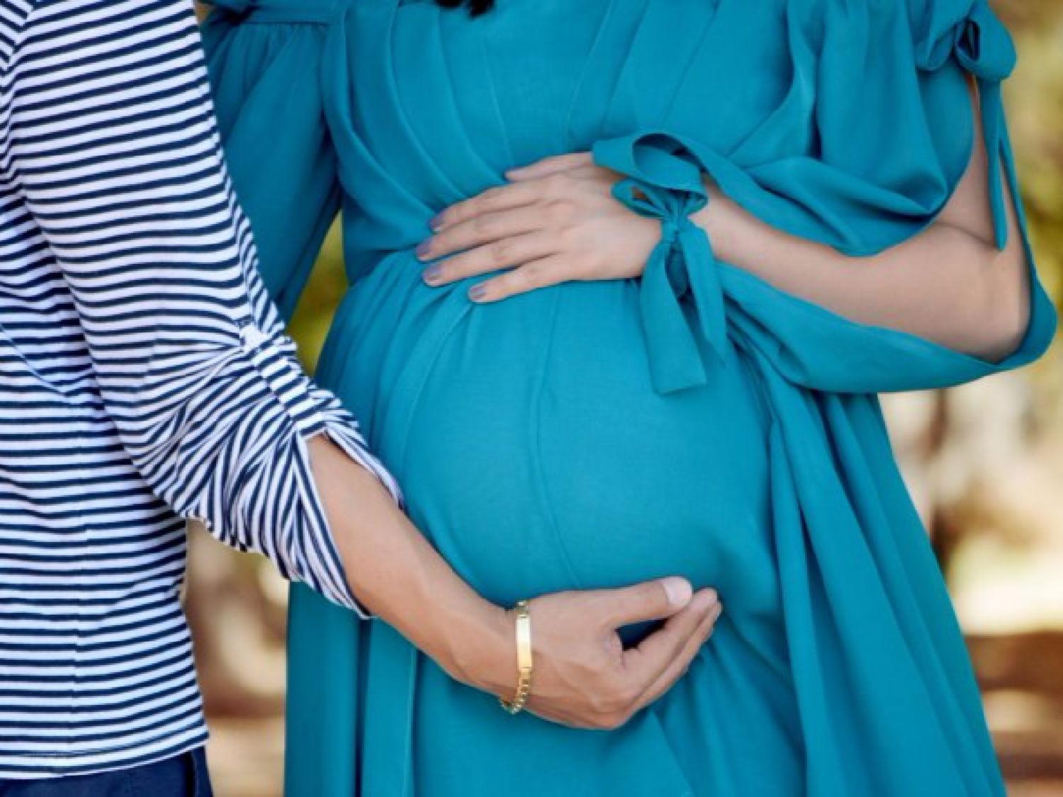 Conceden licencia por maternidad a mujer policía cuya esposa dará a luz