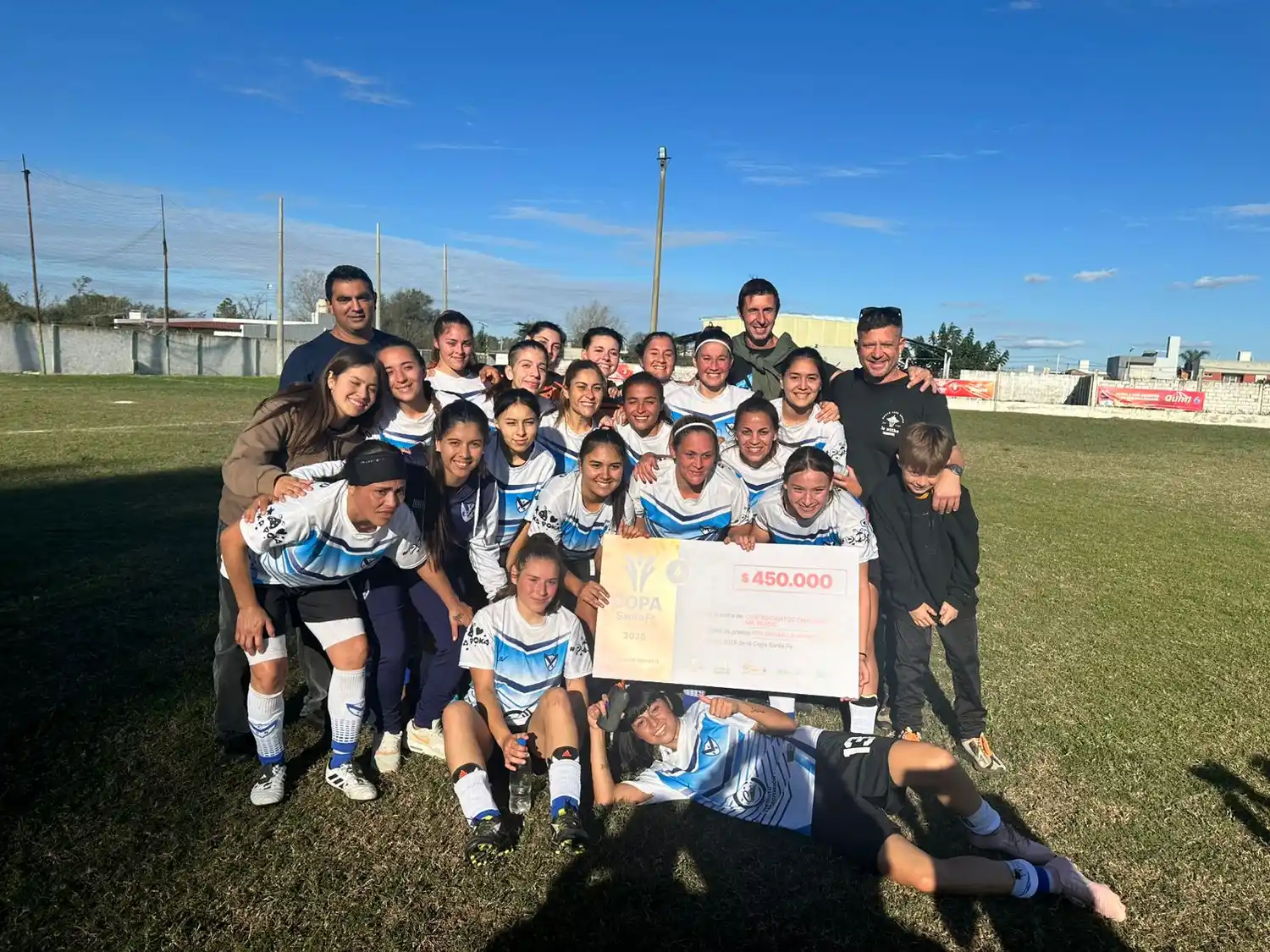 Festejo de las venadenses con el cheque por 450 mil pesos por el pase de ronda. Foto: Sur24.