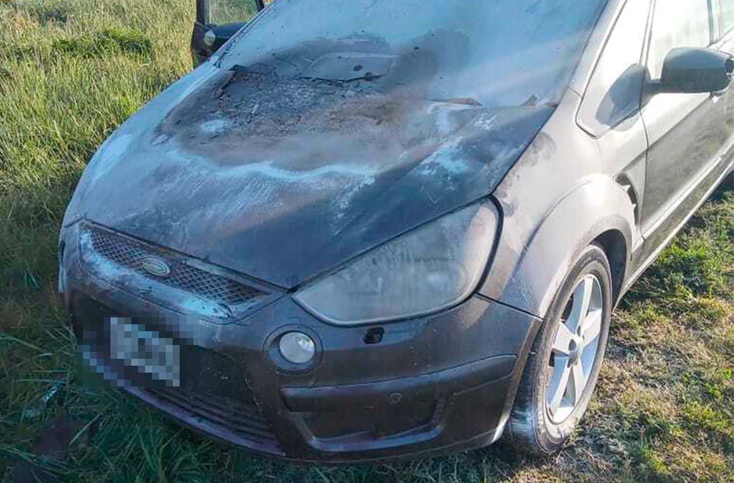 Bomberos apagan incendio en un auto en la ruta 88