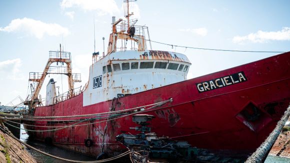 Todo listo para el desguace de otro pesquero: el Puerto ya recuperó más de 1.300 metros de frente de muelles