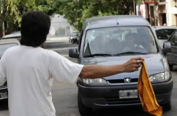 Buscan prohibir los "trapitos" y limpiavidrios en la Provincia
