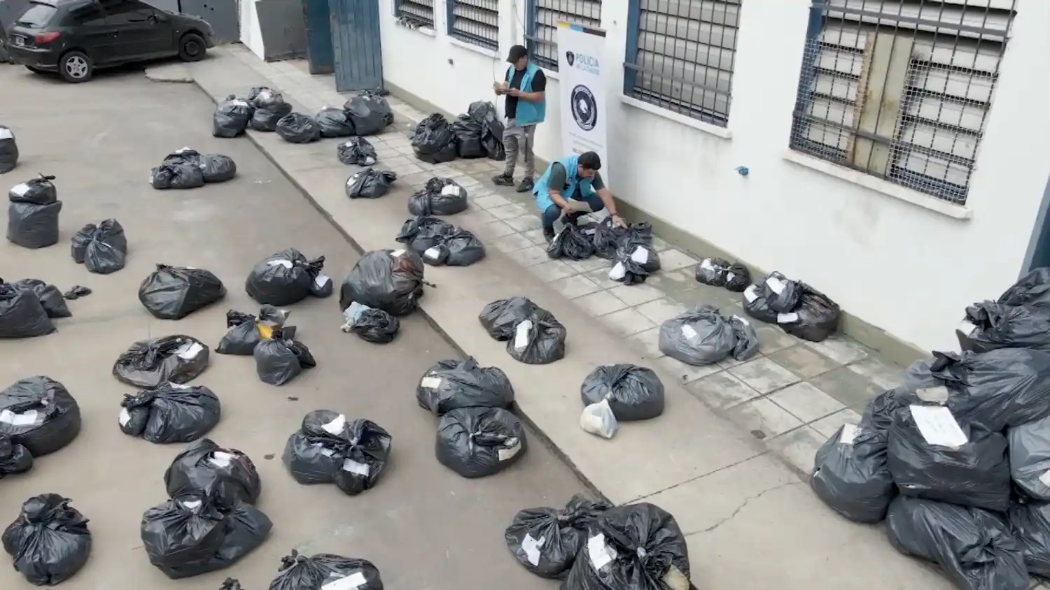 Bolsas de productos decomisados con destino a Bahía Blanca.