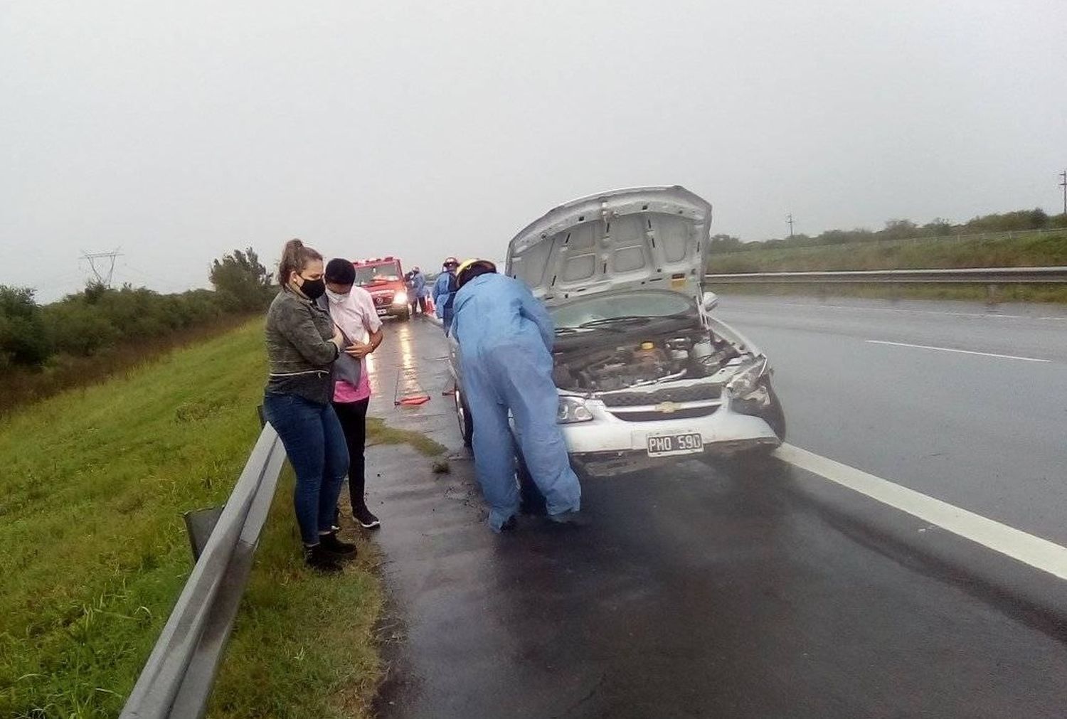 Bajo la lluvia, una pareja de Gualeguaychú despistó en la Autovía 14