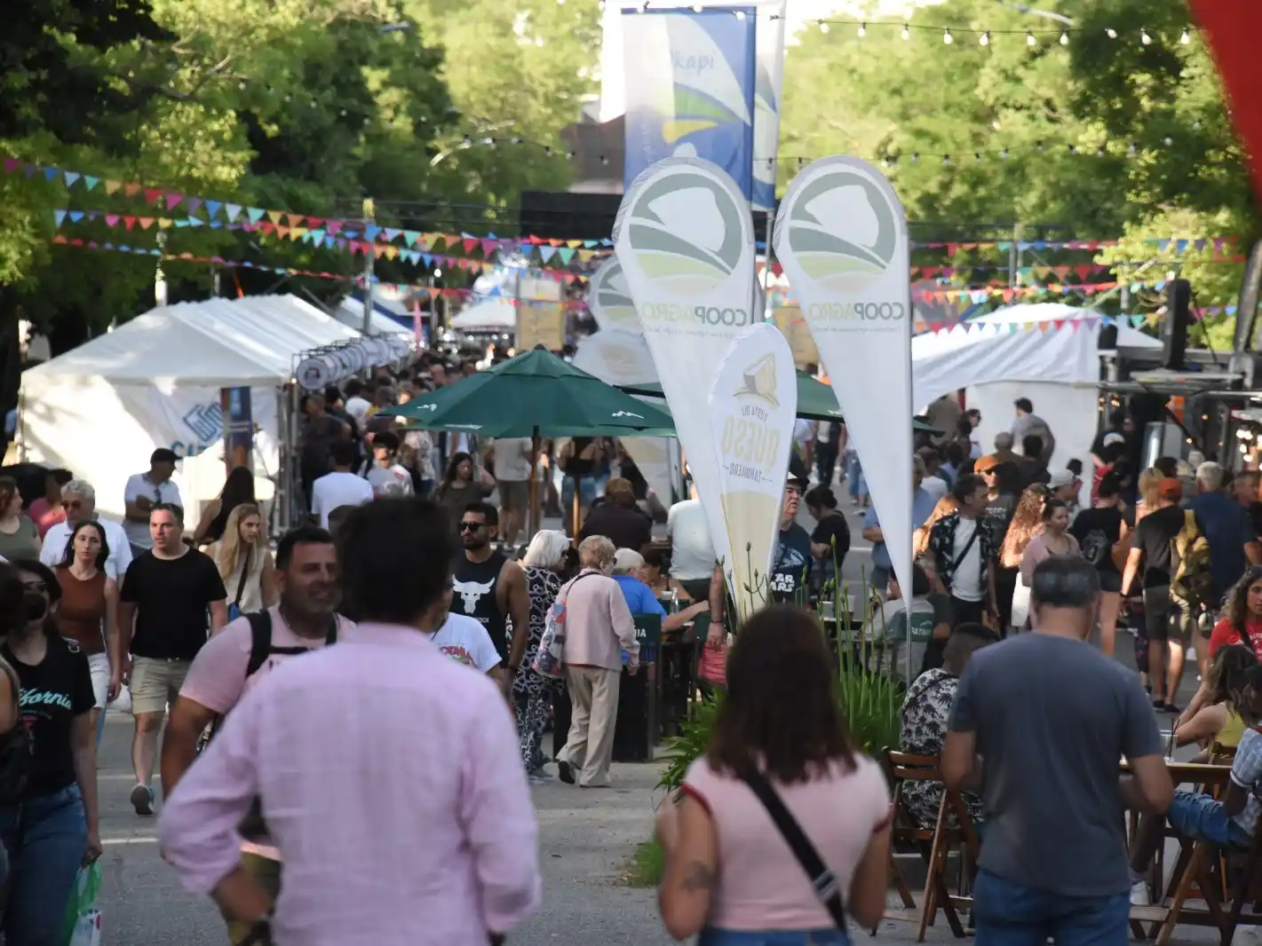 El público recorrió los stands y probó la variedad de quesos locales.