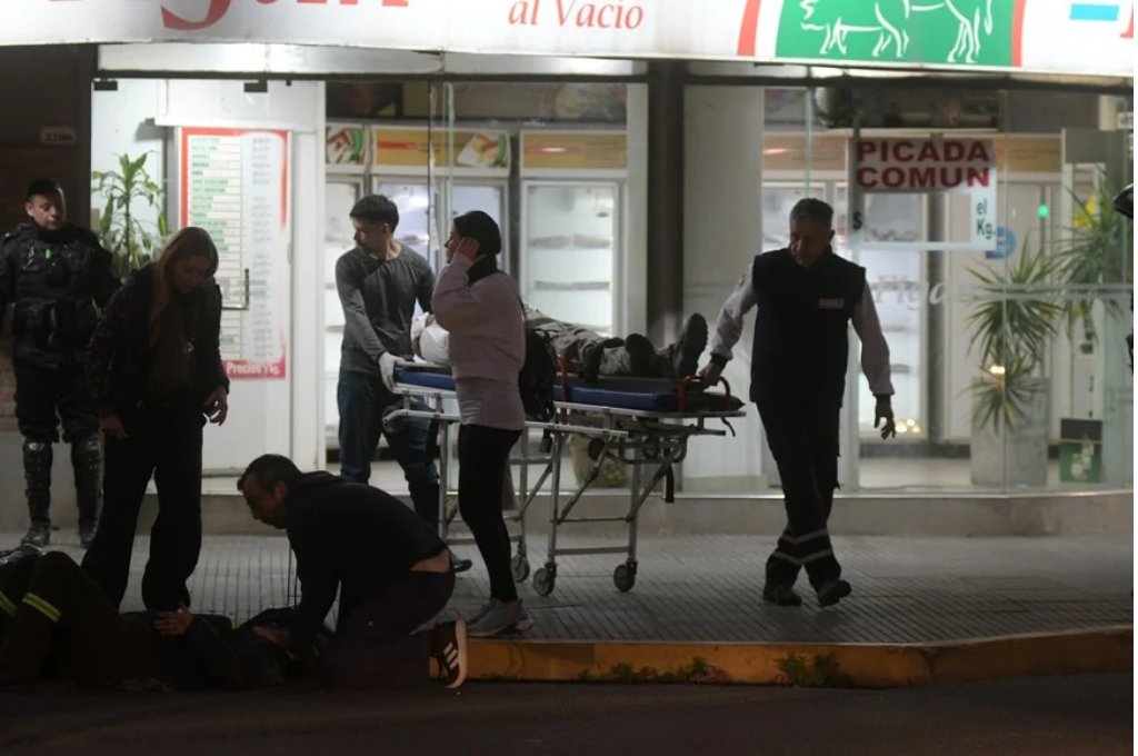 Ambulancias trasladaron a los heridos hasta el Hospital José María Cullen.