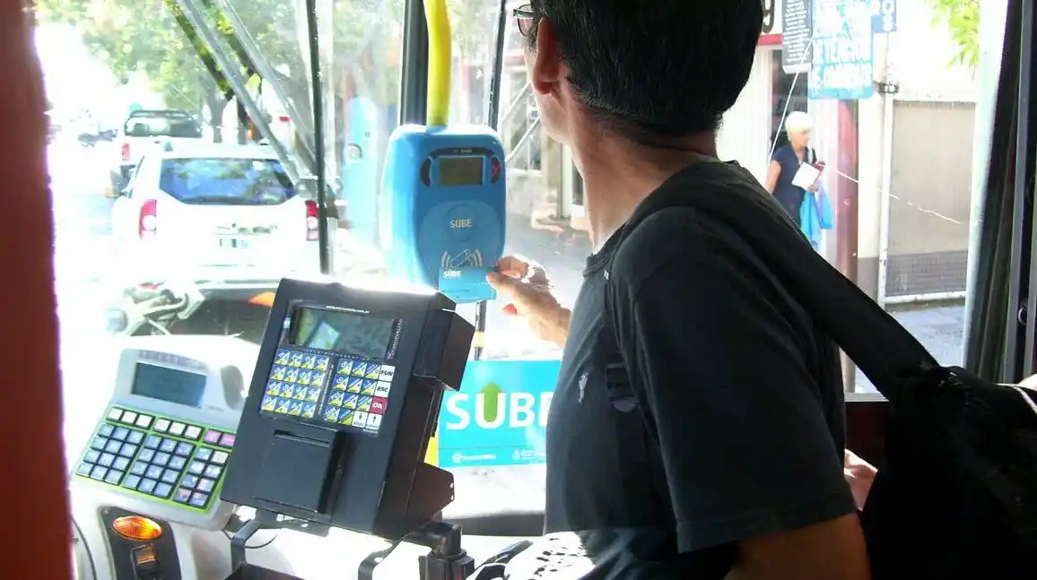 A un médico de La Plata le bloquearon la SUBE: "Tuve que agarrar la bici porque no tenía plata ni para un remis"