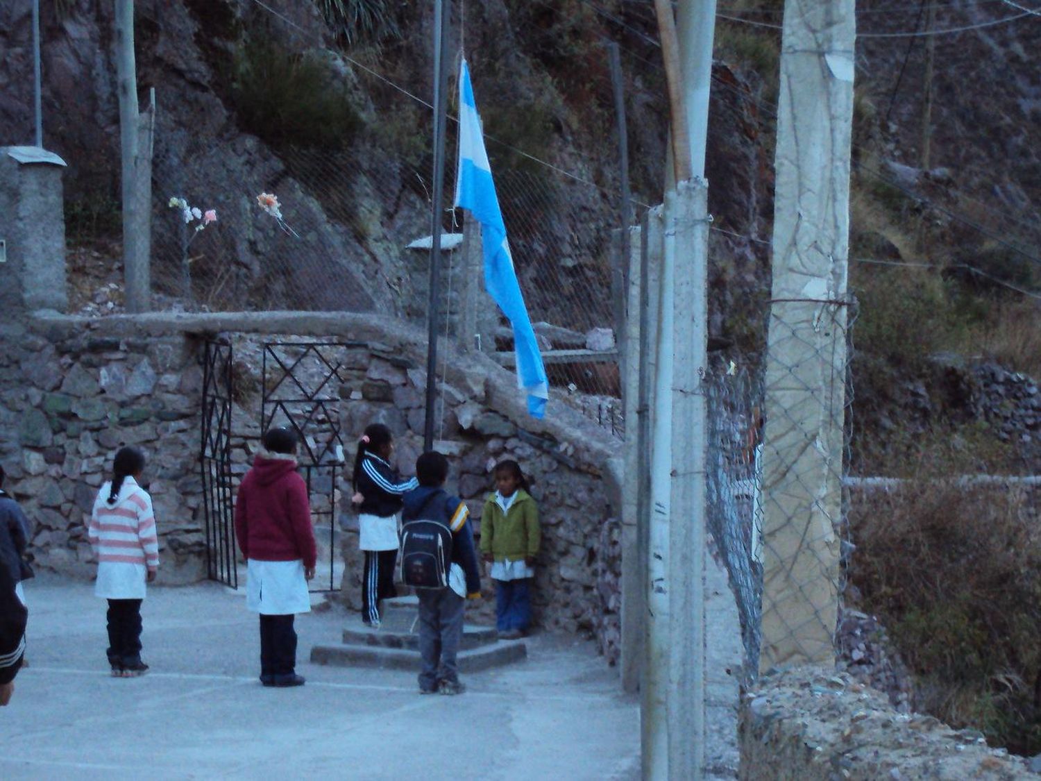 En Salta alumnos de escuelas rurales caminan entre tres y cinco horas para estudiar