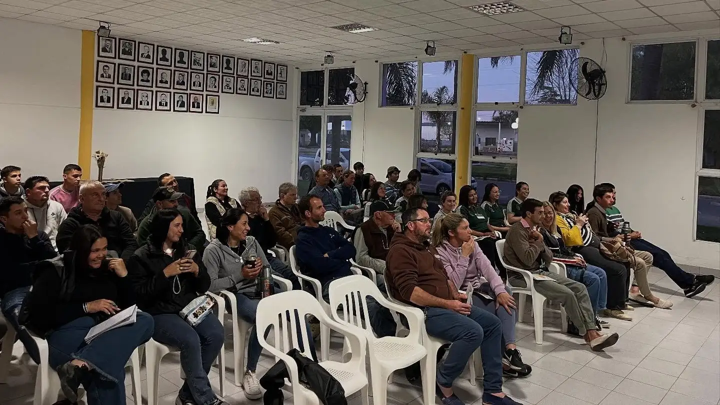 Exitosa charla sobre recambio de reinas y multiplicación en apicultura