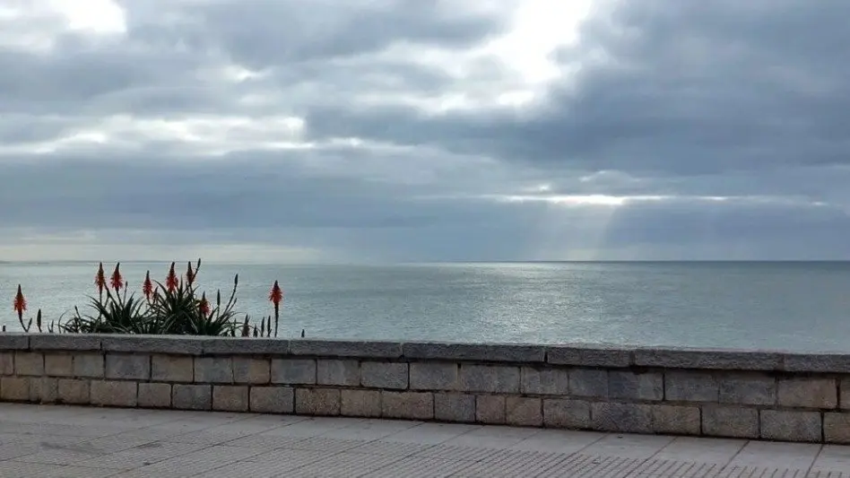 Tiempo frío a fresco con cielo parcialmente nublado