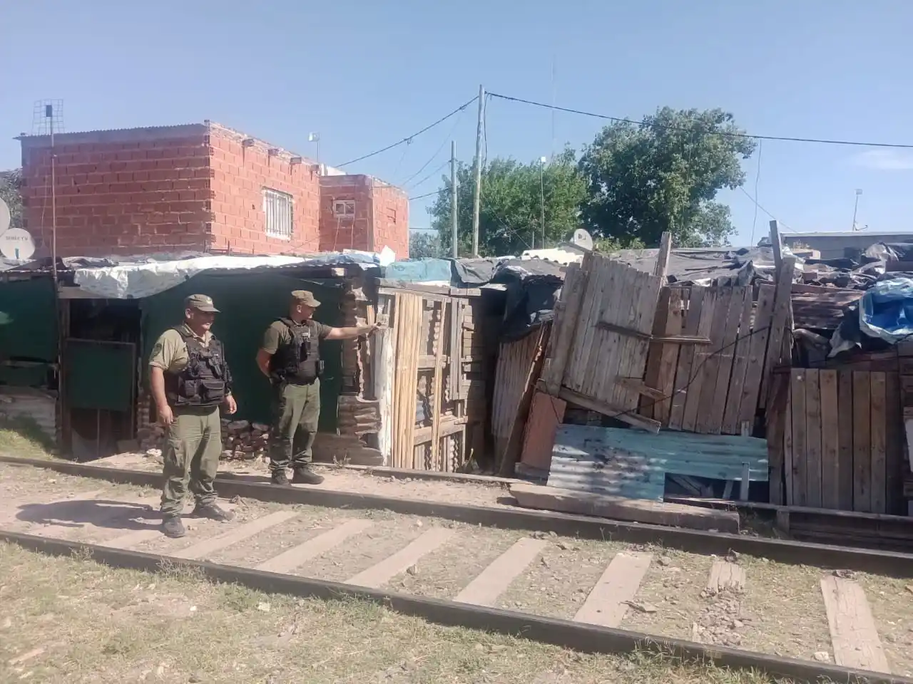 Detuvieron a tres personas mientras intercambiaban 264 dosis de cocaína en un inmueble deshabilitado