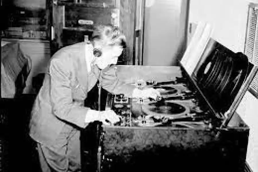 Ron Diggins, en 1947 construyó la famosa Diggola, considerada la primera mesa de mezclas de la historia de la música.