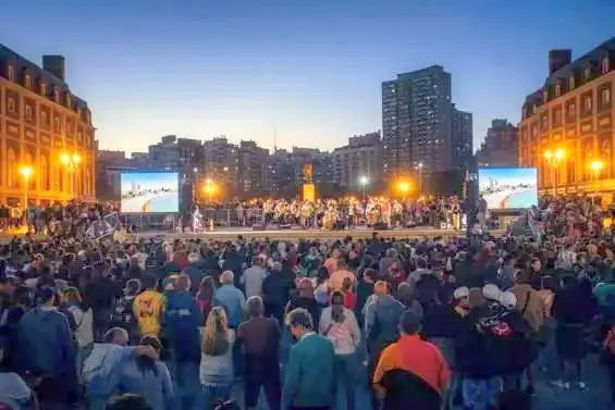 Encendieron las farolas históricas de la rambla de Mar del Plata