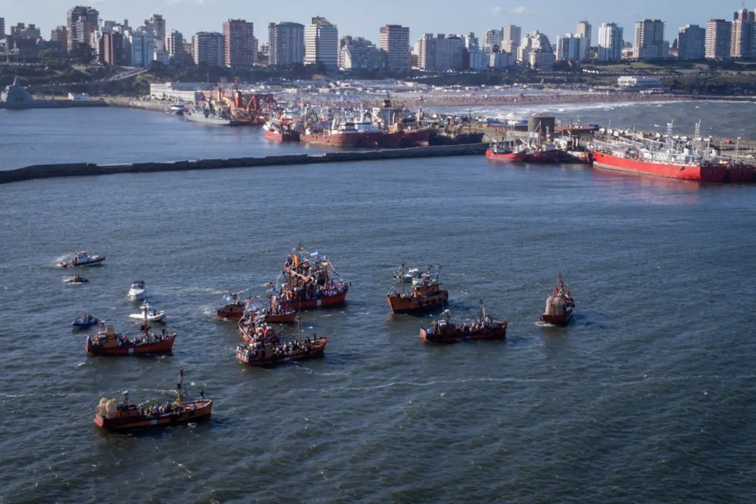 La comunidad portuaria de Mar del Plata realizó una nueva edición de la procesión náutica de las tradicionales lanchas amarillas. Fotos: Izquierdo Diego - Télam
